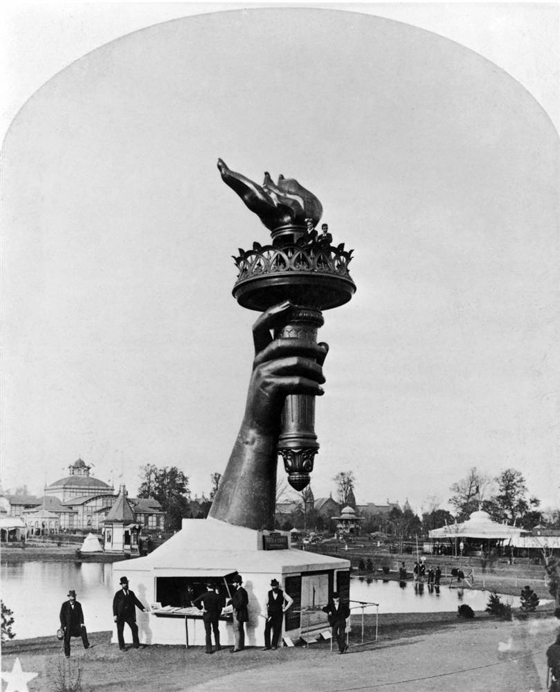 Предплечье и факел перед «выставкой века» в Филадельфии в 1876 году